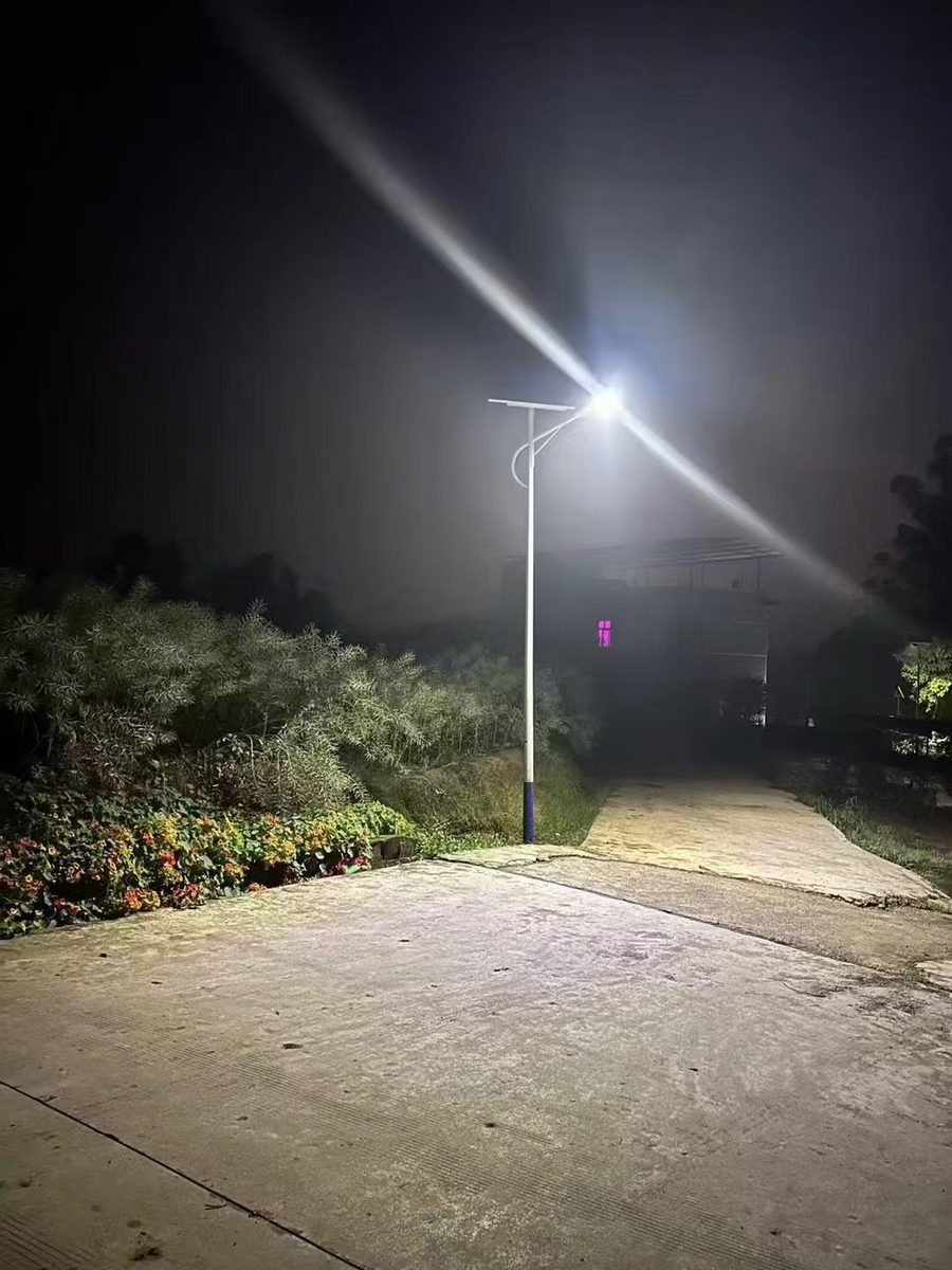 整排路灯亮灯